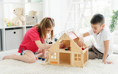 夹娃娃机边框摄影照片_可爱的小男孩和女孩在室内玩耍