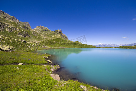 白天的高山湖、阳光和色彩缤纷的风景