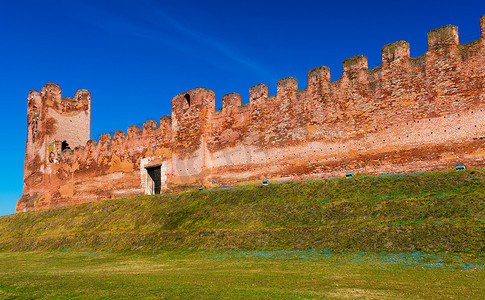 金陵小城摄影照片_卡斯泰尔夫兰科文托城墙城市，意大利北部中世纪小城，红砖墙，有瞭望塔