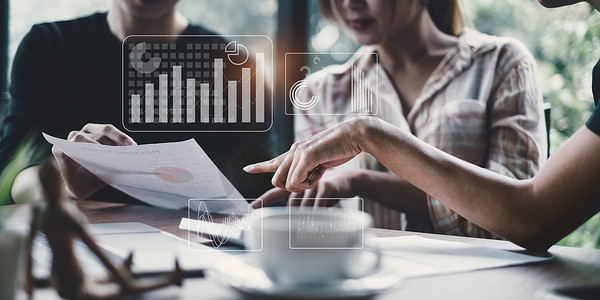 基金投资者团队使用商业智能 BI 分析股市报告制作审计财务仪表板。