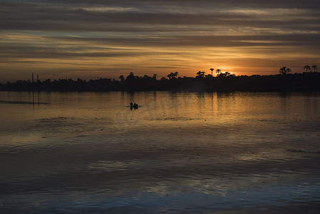 日落时埃及尼罗河大河的景观