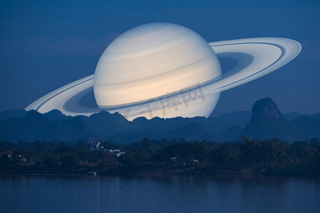 土星行星背面剪影河流和山脉 inght 天空背景