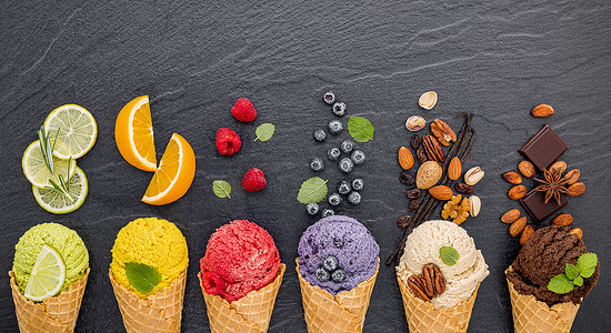 冰淇淋底纹摄影照片_各种冰淇淋口味的甜筒蓝莓，酸橙，开心果