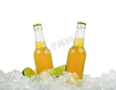 两瓶啤酒放在冰块上