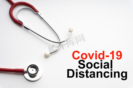 白色背景上带有听诊器的 COVID-19 社交距离文本