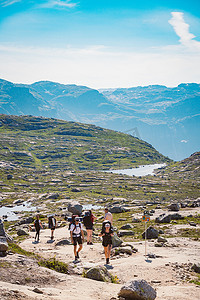 西湖旅游路线摄影照片_2019 年 7 月 26 日。挪威在 trolltunga 上的旅游路线。