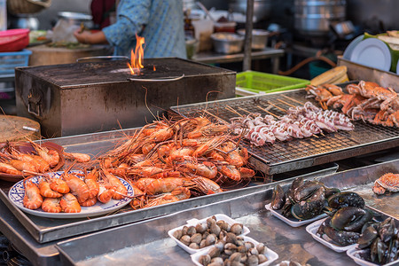 泰国海鲜市场的烤和煮海鲜