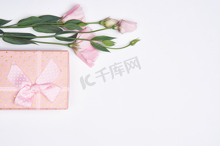 粉色礼盒鲜花花束节日浅色背景