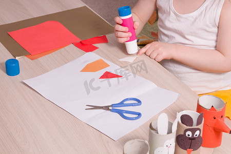 孩子做贴花，用彩色纸和卫生纸凳子做工艺品，在家里和孩子一起做什么，想象力的发展和手的精细运动技能