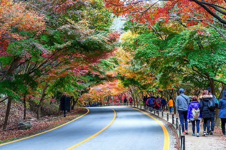 秋季，游客在韩国内藏山周围拍摄美丽的风景。