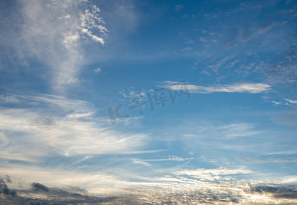 黄昏时的天空摄影照片_日落时的天空和云彩。