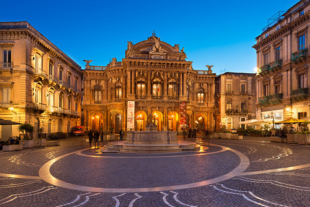 卡塔尼亚 - 2019年4月，意大利西西里岛：贝利尼剧院（Teatro Massimo Bellini）晚上的景色。