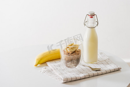健康早餐包括酸奶、坚果、香蕉和奇亚籽。