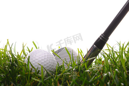 高尔夫7摄影照片_用 7 号铁杆在高草丛中打高尔夫球