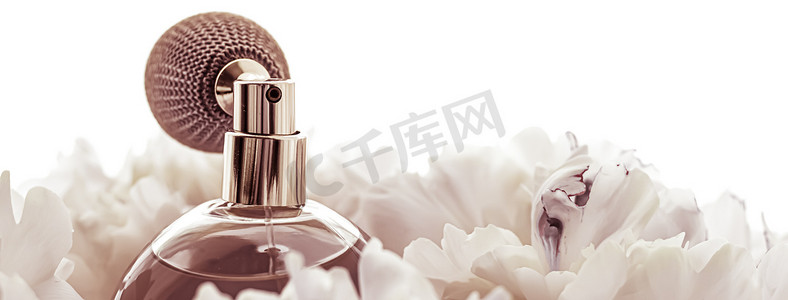 复古香水瓶作为牡丹花、香水广告和美容品牌背景下的豪华香水产品