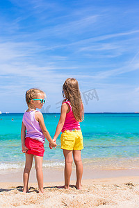 可爱的太阳摄影照片_暑假期间海滩上可爱的小女孩