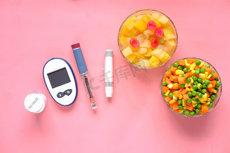 粉红色的糖尿病测量工具和胰岛素笔和健康食品