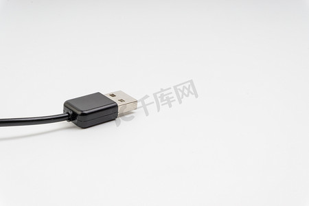 通用充电器头或 USB 电缆隔离在白色背景上