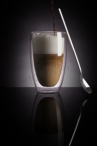 咖啡和牛奶摄影照片_咖啡和牛奶。
