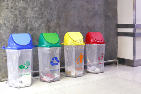 商城分类摄影照片_垃圾箱垃圾，塑料箱回收垃圾商场内，垃圾箱垃圾分类