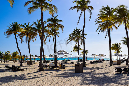 浪漫的布库提和塔拉度假村位于阿鲁巴岛东侧的鹰海滩，拥有棕榈树、白色沙滩伞、几朵云朵和美丽的白色沙滩，可欣赏到令人惊叹的景色