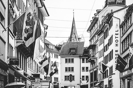 历史悠久的老城区、靠近市中心 Bahnhofstrasse 大街的商店和豪华商店、瑞士建筑和瑞士苏黎世旅游目的地的复古单色景观