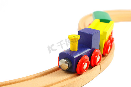 铁轨上的木制火车玩具，与白色隔离