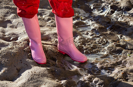 冻泥上的粉色靴子