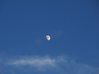 蓝天上空的凸月