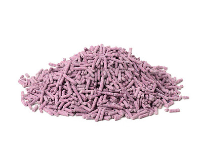 在白色背景上隔离的一堆压紫色猫砂。
