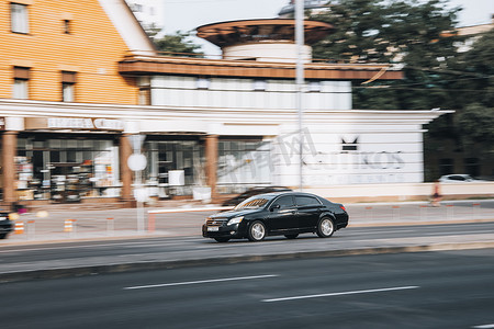 乌克兰，基辅- 2021年7月16日：黑色丰田阿瓦隆汽车在街上行驶。