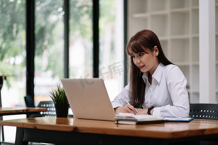 亚洲女性观看网络研讨会的照片与在线教师一起在线学习笔记，非洲女学生在笔记本电脑上学习语言计算机课程听翻译讲座