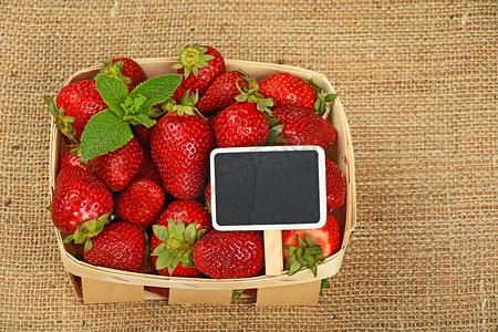 篮子里的草莓，画布上有价格标志