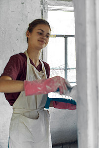 女画家在白色围裙家庭装修室内