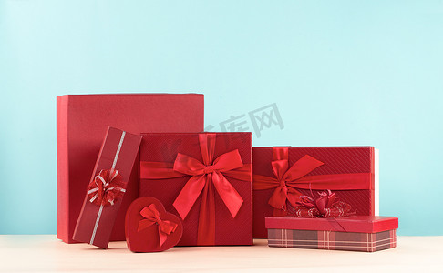 有红色丝带的情人节礼物盒。