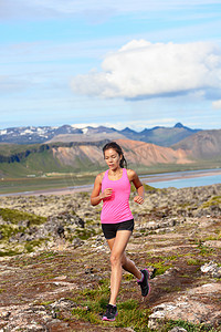 超跑摄影照片_在大自然中奔跑的女运动员