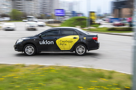 乌克兰，基辅 - 2021 年 4 月 26 日：黑色丰田花冠出租车 Uklon 汽车在街上行驶。