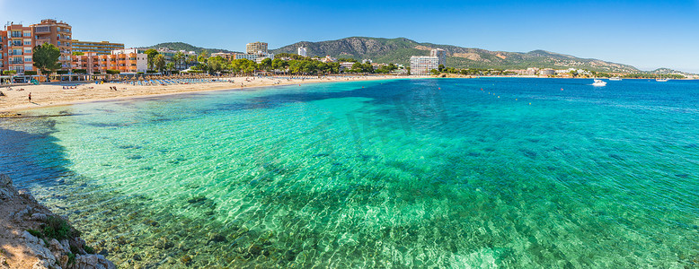 海边酒店摄影照片_马略卡海滩 Platja de Palmanova，海边地中海全景，西班牙巴利阿里群岛