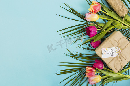 母亲节礼物盒与异国情调的鲜花。