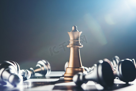 深色背景下的国际象棋国王和骑士。
