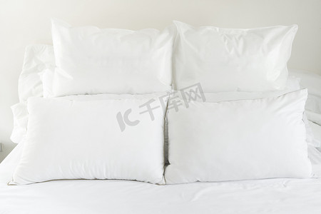 床上的白色枕头 床上舒适柔软的枕头