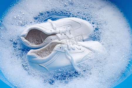 洗鞋前先将鞋子浸湿。