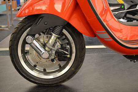 Vespa Primavera S 特别版摩托车车轮在第 2 次骑行 P