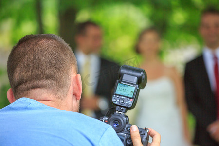 婚礼摄影师在行动，为新娘和新郎拍照