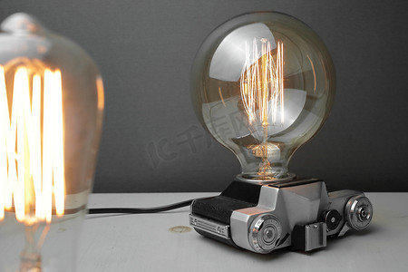一台旧相机的复古灯，灰色背景上有爱迪生灯。