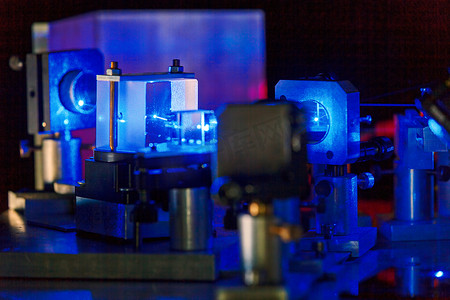 量子光学实验室中的蓝色激光。