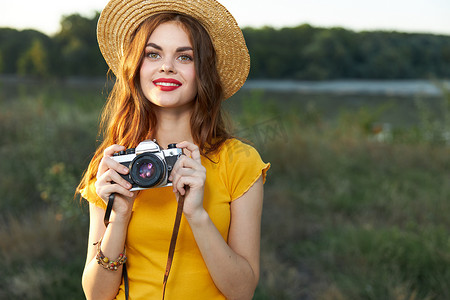 大自然中的漂亮女摄影师微笑红唇迷人的样子