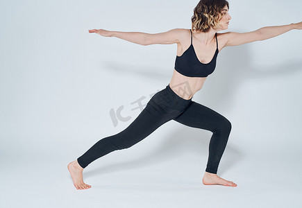运动型女人做练习弯曲膝盖瑜伽体式