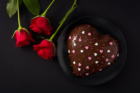 情人节或母亲节的心形蛋糕和红玫瑰