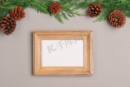 用牛皮纸包裹的圣诞节或新年礼品盒系列和空白相框的文字。